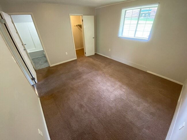 Building Photo - 1022-1024 Holloway St