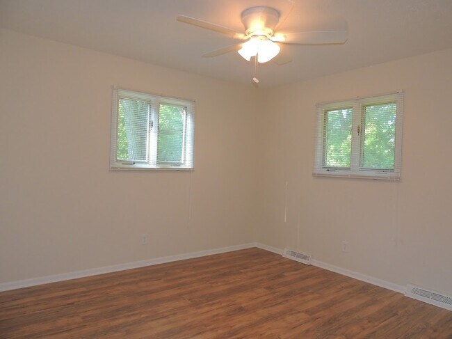 Building Photo - 3 Bedroom, 2 bathroom Ranch for Rent!