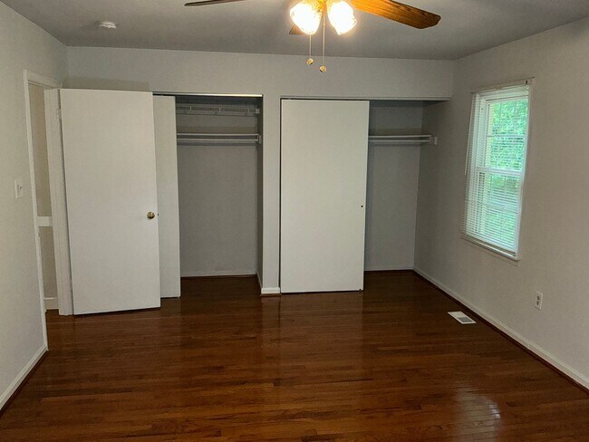 Building Photo - Very well maintained 3BR 3.5BA 3 level Colonial Townhome with fully fenced yard