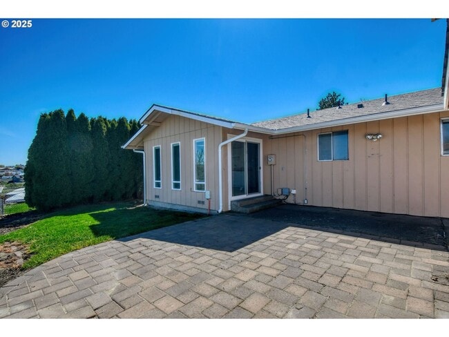 Building Photo - Charming 3 Bedroom Home