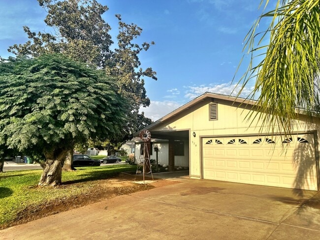 Building Photo - 570 N Lemona St