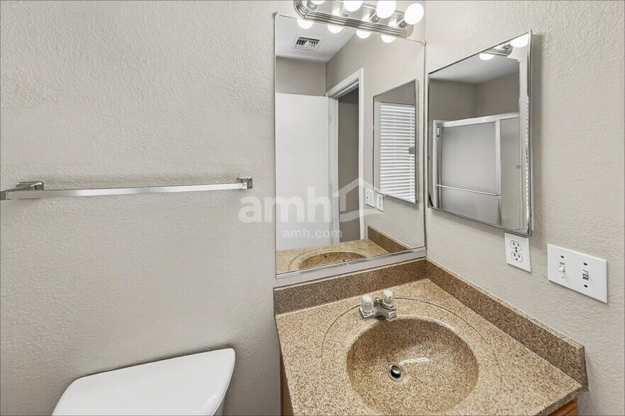 Building Photo - 2256 E Hazeltine Way