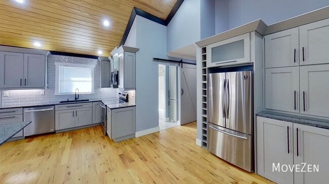 Building Photo - 208 N Sunset Dr