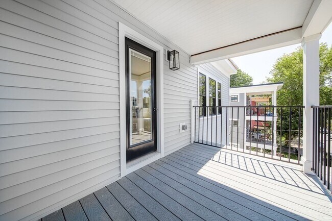 Building Photo - 82 Rossmore Rd
