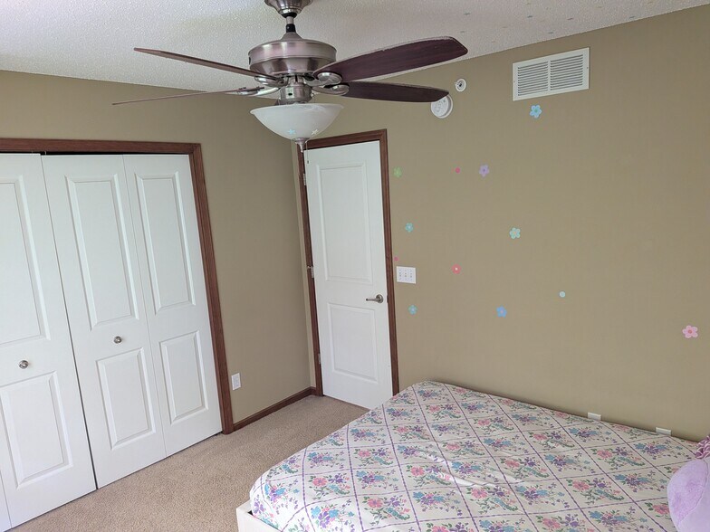 Building Photo - 5021 Dunkirk Pl N