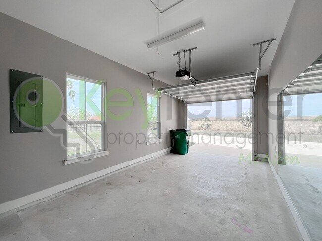 Building Photo - Gorgeous 4 bed/4 bath home, now available ...