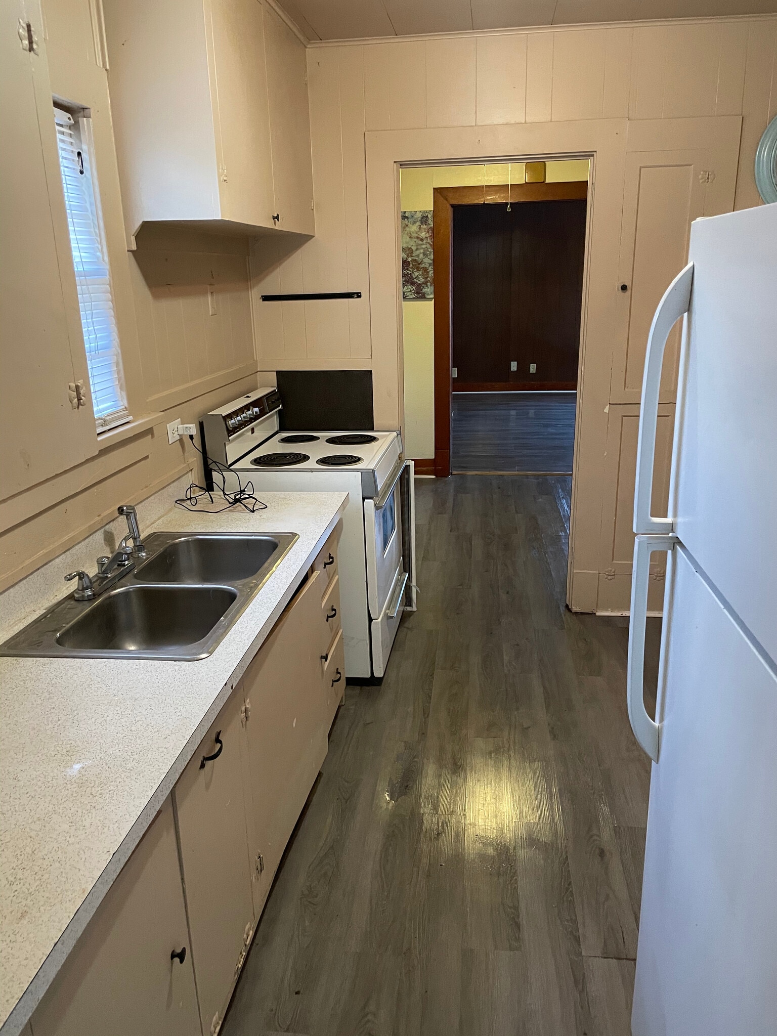 Kitchen - 212 N McKown Ave