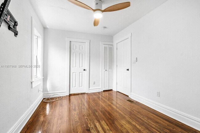 Building Photo - 416 S L St