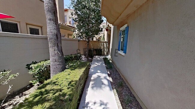Building Photo - Spacious 3Bd 2.5Ba 2 Story Home w/ Fabulou...