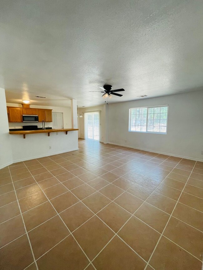 Building Photo - $1,795 Belmont & McCall, 2 Bedroom - Belmo...