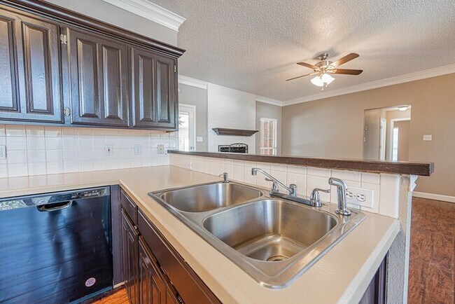 Building Photo - 3 bed 2 bath home, 2 car garage
