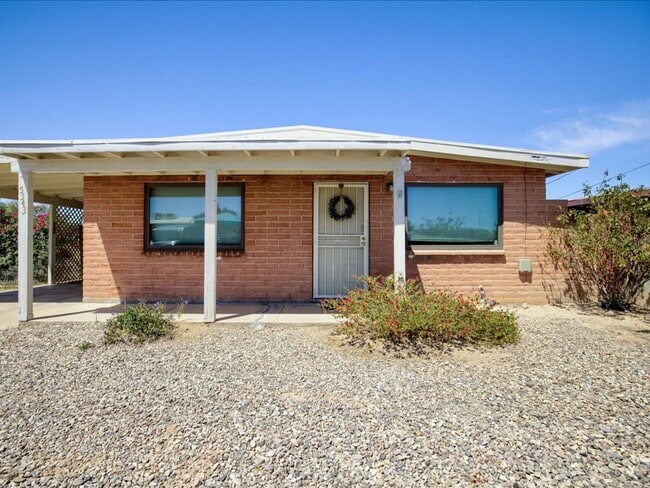 Building Photo - 3 Bedroom 2 Bathroom
