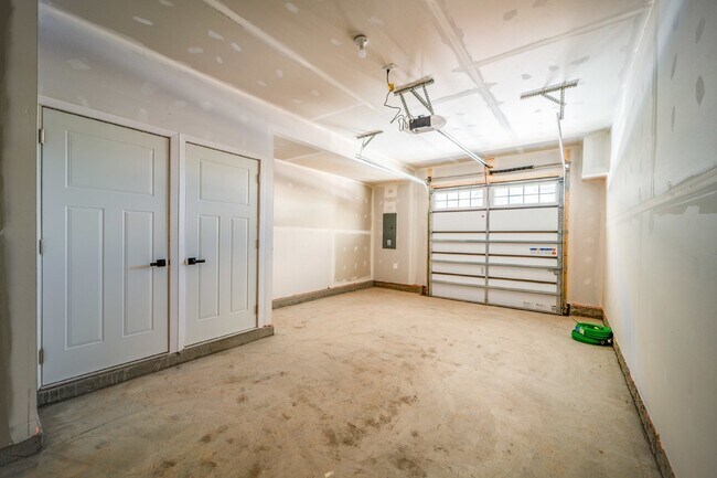 Building Photo - This 3-bedroom, 3-full bathroom townhouse offers a pristine and contemporary living experience.