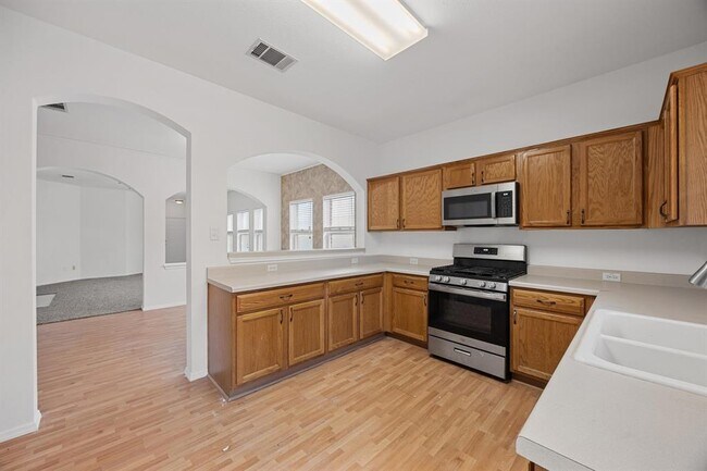 Building Photo - 914 N Creek Blvd