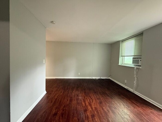 Building Photo - 2 Bed / 1 Bath apartment in triplex 2nd Av...
