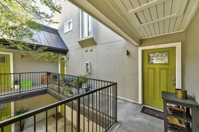 Building Photo - 935 La Posada Dr