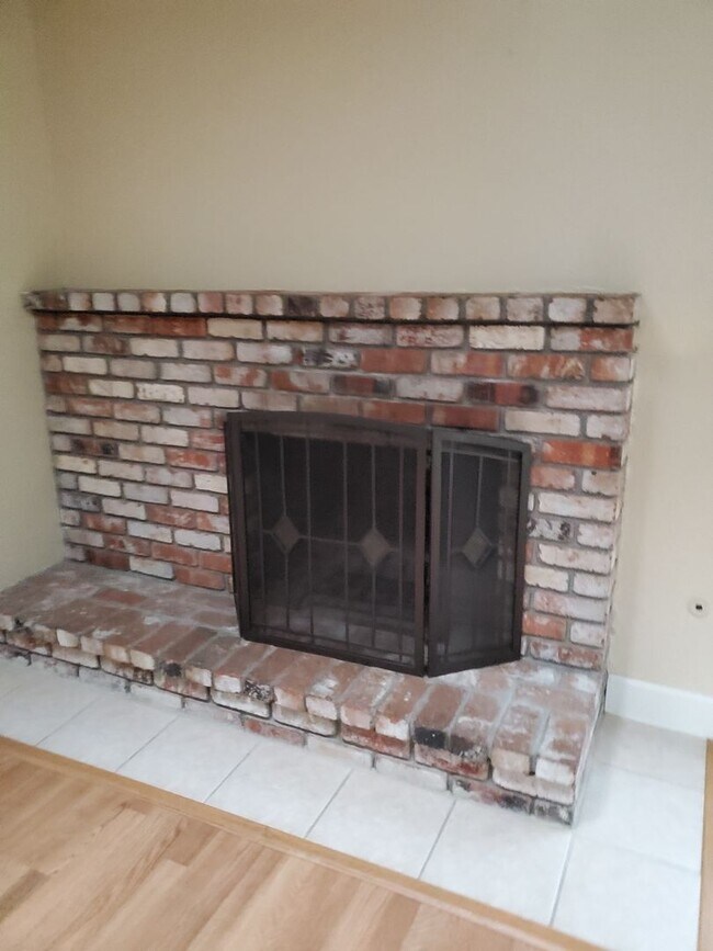 Building Photo - 3 bedroom 2 bath with Pool Off of Oakdale Road