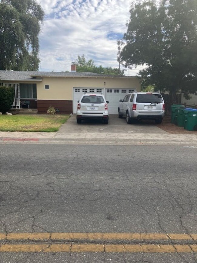 Building Photo - 870 Moss Ave