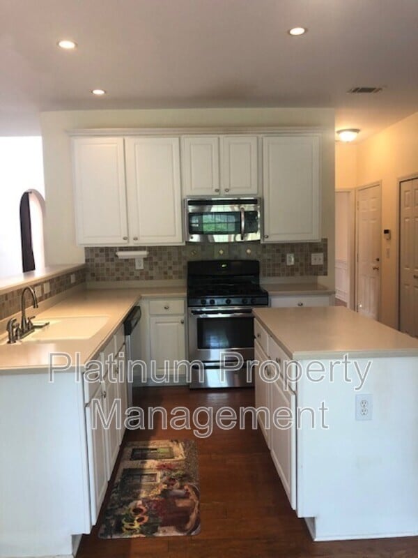 Building Photo - 3335 Woodside Ct