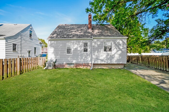 Building Photo - 16 Broadmore Ave