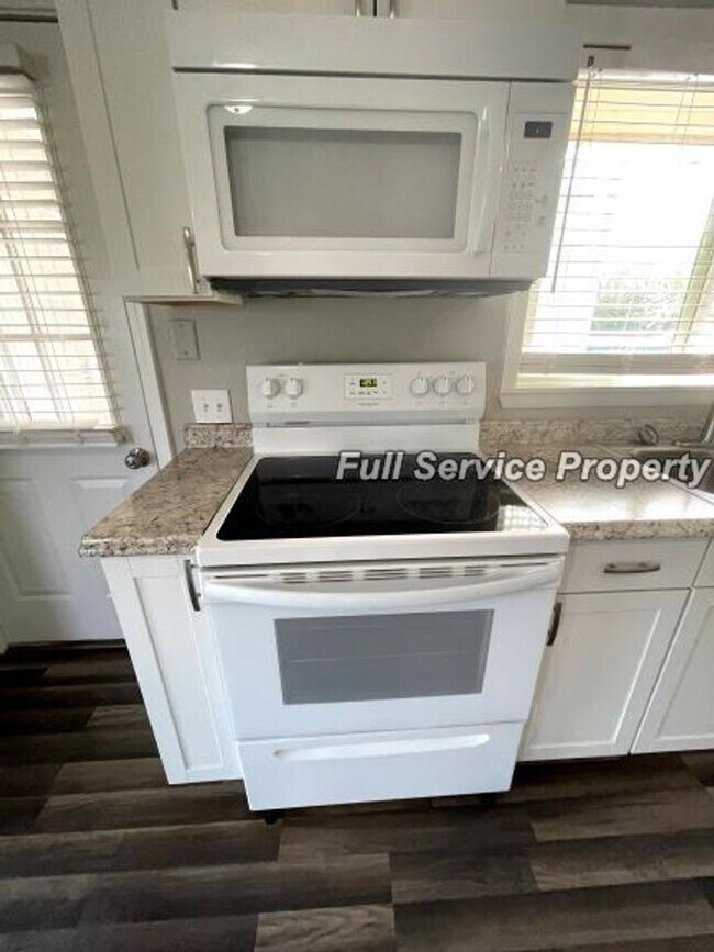 Building Photo - Country charm with Modern day updates!