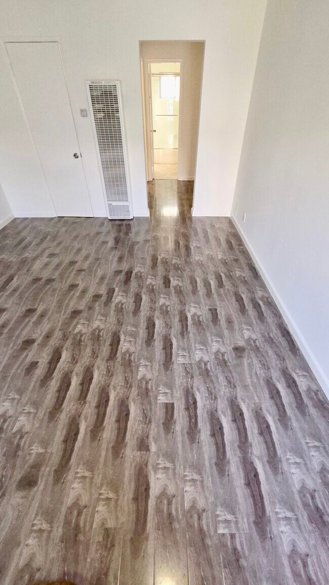 Building Photo - 12120 Rochester Ave