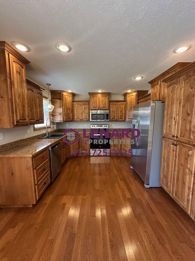 Building Photo - Spacious 3 Bedroom Home Ready for Move In!