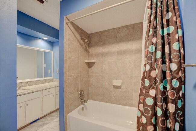 Building Photo - 1039 Fountain View Dr