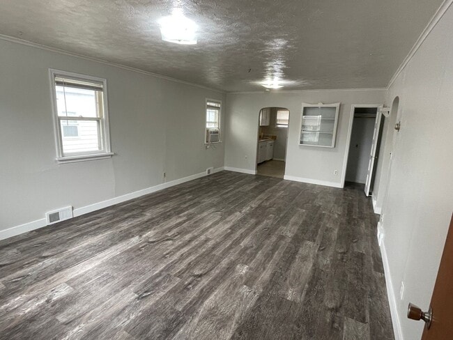 Building Photo - 2 Bedroom, 1 Bath Upstairs Unit for Rent