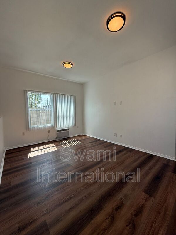 Building Photo - 10519 S Budlong Ave