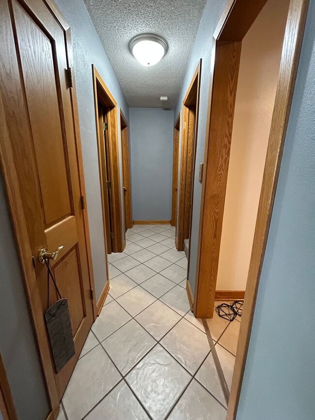 Building Photo - 5 Bedroom 3 Bathroom House in Weigent Hogan!