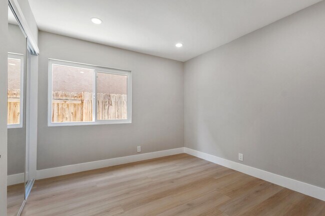 Building Photo - Beautifully Renovated 3 Bed/2 Bath Home in...