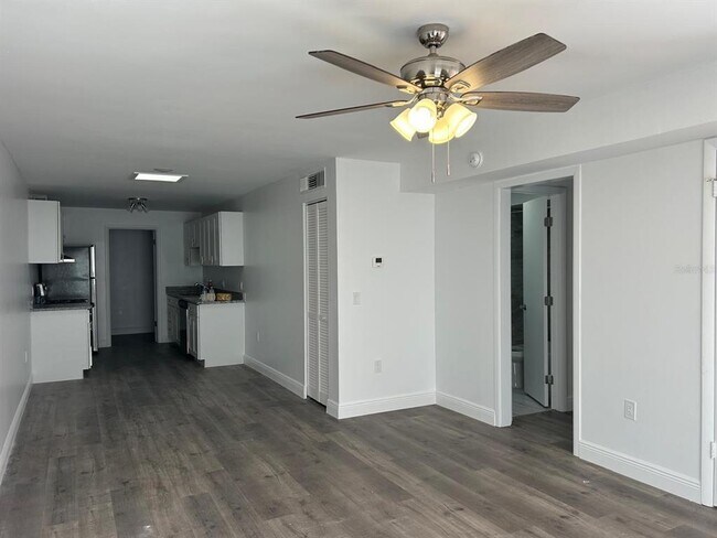 Building Photo - 2727 W Oak Ridge Rd