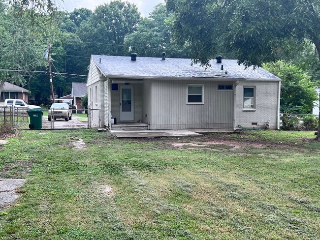 Building Photo - Pineview Drive