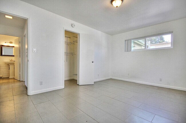 Building Photo - 6668 Del Playa Dr