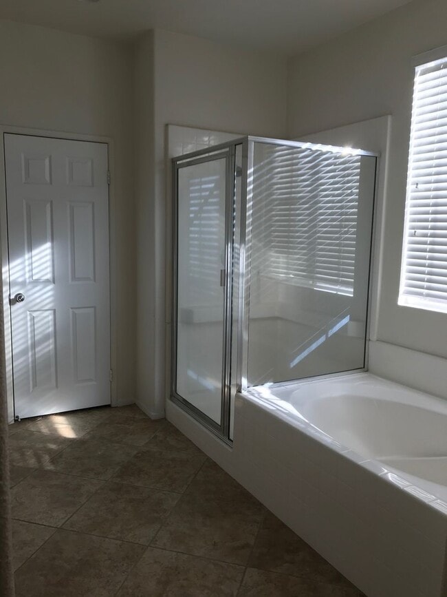 Building Photo - 3 BEDROOM VICTORVILLE HOME IN SPRING VALLE...
