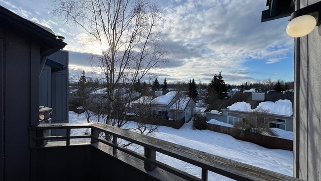 Building Photo - Spacious 2 Bedroom Condo in Eastridge! Carport Parking, Mountain View Balcony!