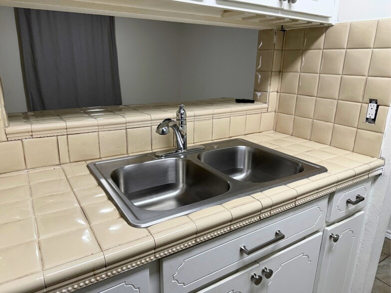 Building Photo - 703 N 7th St