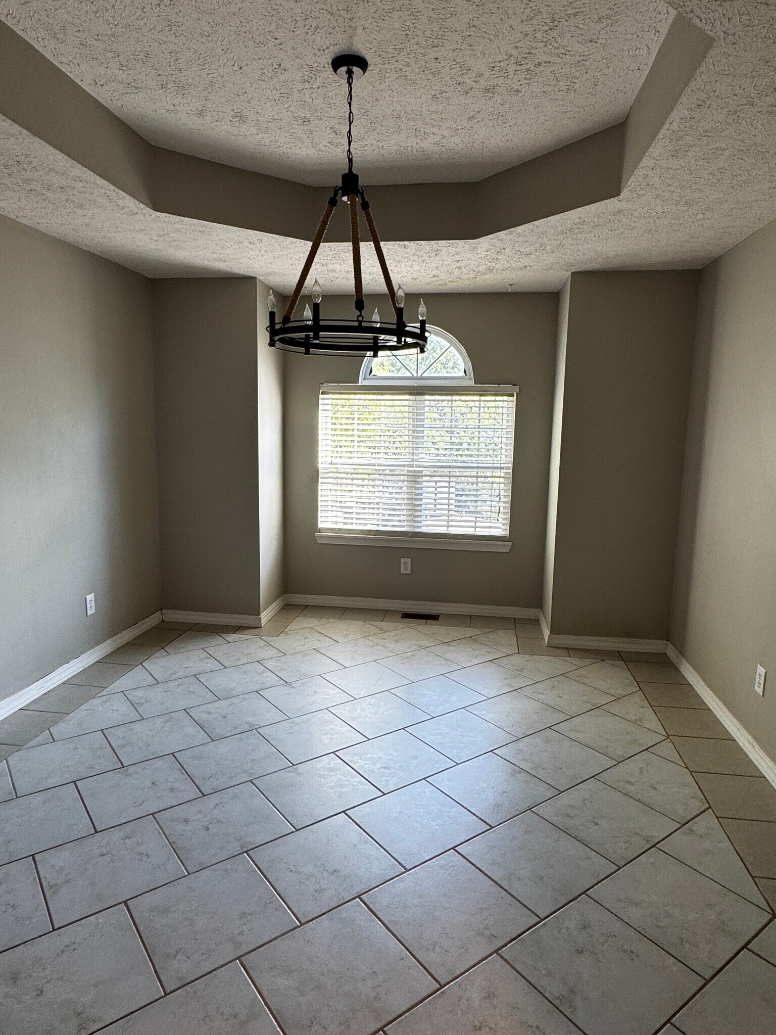 Dining room - 1107 E Robin St