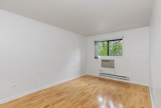 Building Photo - 522 E Spruce Dr