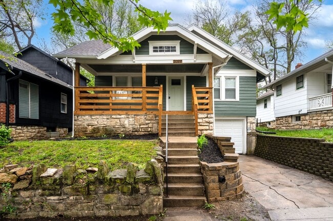 Primary Photo - 2bd/1ba Bungalow!!