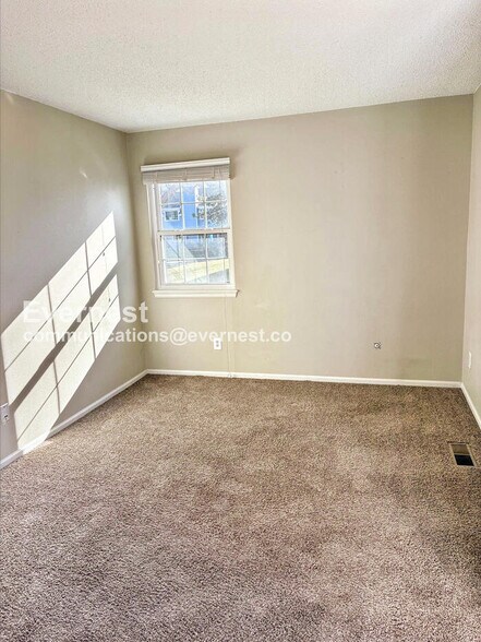 Building Photo - 2924 Ross Dr