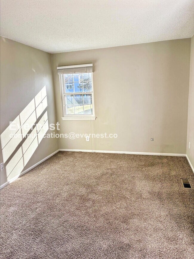 Building Photo - 2924 Ross Dr