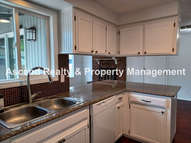 Building Photo - Remodeled Ranch on CuldeSac Large Fenced B...