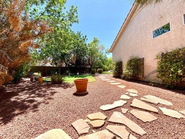 Building Photo - Furnished 4 Bedroom Pool Home - 6 month lease