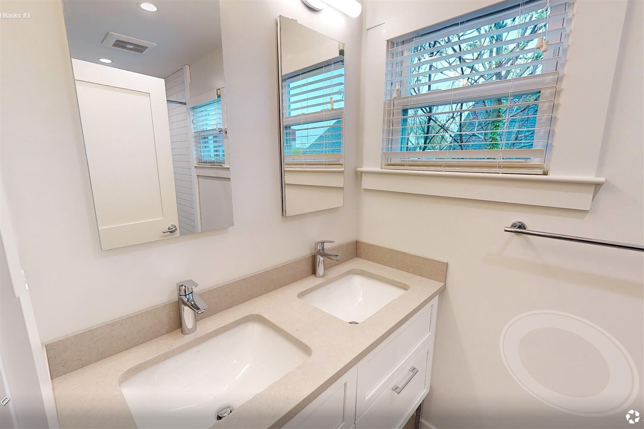 Building Photo - 208 Banks St