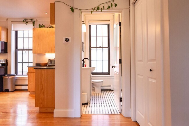 Building Photo - Beautiful 1 Bedroom In One Of Portlands Most Historic Buildings