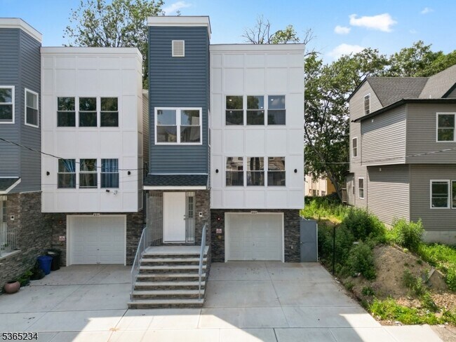 Building Photo - 889 S 17th St