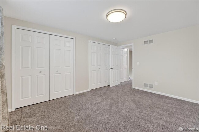 Building Photo - 874 N Main St