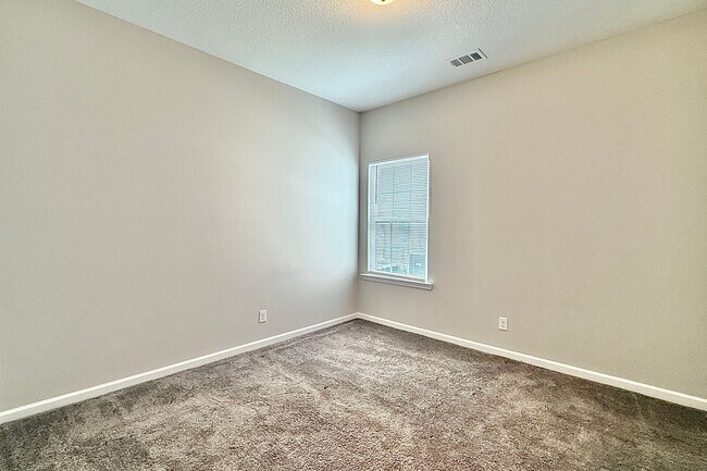 Building Photo - AVAILABLE NOW! (Pet Friendly)